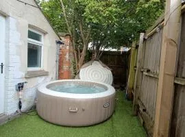 Peaceful Hideaway with Hot Tub near Cardiff Centre
