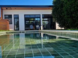 Casa de un ambiente con piscina y quincho: Corrientes'te bir otel