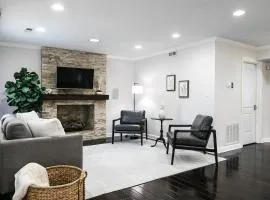 Cozy Home with POOL plus CHEFS kitchen in Prime Area