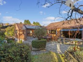 Queen's Fernhouse Mountain View Holiday Home, lake house rental in Queenstown