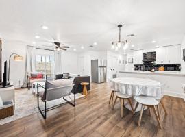 4BR Modern Getaway by Lackland & SeaWorld, hotelli kohteessa San Antonio