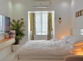 Serene Haven with Skyline View, aparthotel v destinaci Sampong