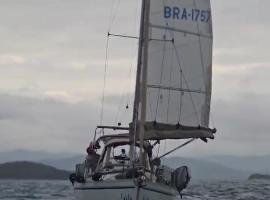 Paraty em um veleiro passeio diário, hotel in Paraty