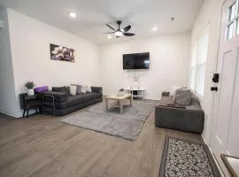 4 Min to Downtown - 10 Min to Elon - Washer and Dryer