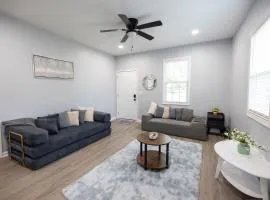 3 Min to Downtown - 10 Min to Elon - Smart TVs