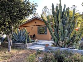 Rustic Cottage Rental with a Hot Tub Perfect for Luxury Camping in Santa Margarita, hotel i Santa Margarita