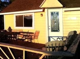 Charming Camping Cabin on the Shores of Great Sacandaga Lake in Northville, New York, ξενοδοχείο σε Northville