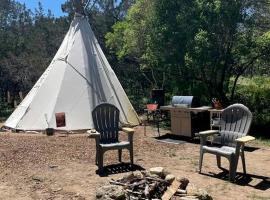 Spacious Tipi with Outdoor BBQ and Fire Pit in Texas, tenda de luxo em Marble Falls