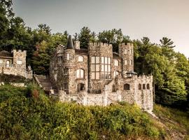 Breathtaking Cottage Rental on Castle Grounds Overlooking Lake George, Hotel in Bolton
