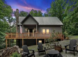 Rustic A-Frame Chalet with Hot Tub & Scenic Views in Mount Jackson, Virginia, hotel v destinaci Basye