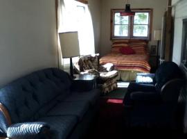 Rustic Cabin Beside the Great Sacandaga Lake in Northville, New York, ξενοδοχείο σε Northville