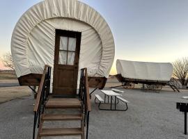 Lovely Conestoga-Style Covered Wagon for Glorious Glamping on Farm in Oklahoma、ムーアのグランピング施設