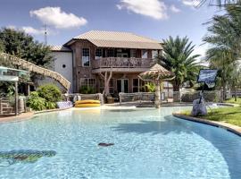 Luxury Rental with a Swimming Pool Perfect for Large Groups near Gruene, Texas, Hotel in New Braunfels
