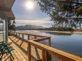 Stunning Beachfront Cabin with Barbecue and Hot-tub in Otis, Oregon