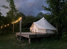 Rustic Bell Tent on Working Farm in New York with Views of the Adirondacks, Hotel in Westport