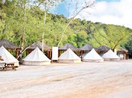 Glamping Adventure on the Guadalupe River: Cool Bell Tent near New Braunfels, Texas Perfect for All Ages，新布朗費爾斯的豪華帳蓬