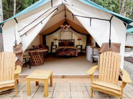 Lovely Glamping Tents for Romantic Weekends in Nature in Washington, Hotel in Lilliwaup