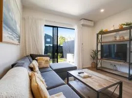 Huntington Townhouse with Patio and Parking
