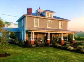 Cute Cottage on Working Farm for Farmstay Glamping Getaways to Virginia - Perfect for Animal Lovers