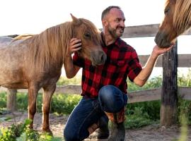 Cute Cottage on Working Farm for Farmstay Glamping Getaways to Virginia - Perfect for Animal Lovers, glamping a Luray