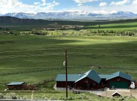 Rustic Accommodation with Breakfast near Shoshone National Forest, Wyoming, Hotel in Meeteetse