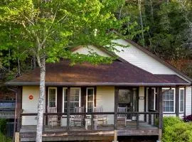 Cozy Cottage with a Jacuzzi in the Snowbird Mountain Range with Views of Lake Santeetlah, North Carolina