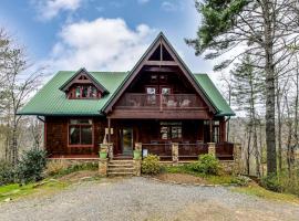 Luxury Three-Story Riverfront Cabin Rental for Groups in Blue Ridge Region of Georgia, Hotel in Mineral Bluff