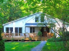 Charming Cabin with Serene Lake Views for a Family Getaway near Pittsfield, Massachusetts, khách sạn ở Richmond