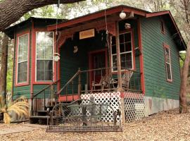 Rustic Victorian-Style Cottage Rental with Clawfoot Bathtub on Hamilton Creek, Texas、マーブル・フォールズのホテル