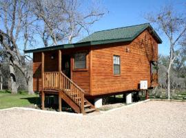 Creekside Cabin Rental for Quintessential Staycation near Austin, Texas โรงแรมในบิวดา