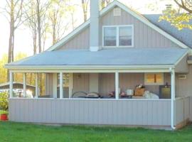 Peaceful Cabin Rental for Groups on a Farm near Susquehannock State Forest, Pennsylvania, hotel in Short Run