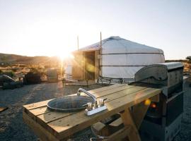Picturesque Yurt Fantastic for Stargazing near Joshua Tree National Park, California: Twentynine Palms şehrinde bir &ccedil;adırlı kamp alanı
