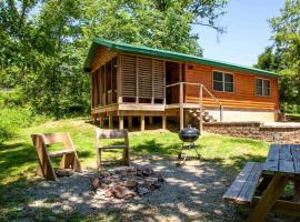 Stunning Cabin with Hot-tub and Fireplace in Herod, Illinois, hotel en Karbers Ridge