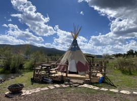 Cute Tipi in Tres Piedras for New Mexico Glamping Escapes, hotel a Tres Piedras