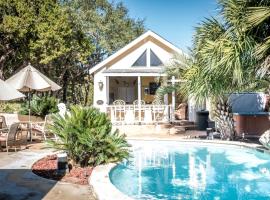 Modern Texas Hill Country Suite Rental for Four near San Antonio, khách sạn ở Helotes