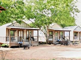 Dream Glamping Destination: Stunning Tented Cabin on the Geronimo Creek in Seguin, Texas，瑟金的豪華帳蓬