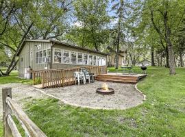 Lakeside Cabin for Dream Family Glamping Vacations in Minnesota, hotel di Fergus Falls