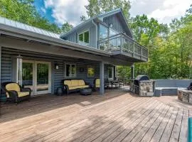 Stunning Cabin with Fire Pit, Hot-tub and Sauna in Cleveland, Georgia