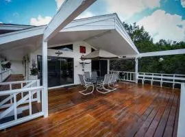 Riverfront Cabin with Spacious Interior, Large Deck and Views in Texas