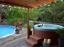 Charming Pet-Friendly Vacation Rental with a Private Pool in Hays County, Texas، فندق في ويمبيرلي