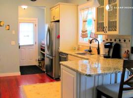 Charming Waterfront Cottage Rental near Topsmead State Forest, Connecticut, Hotel in Harwinton
