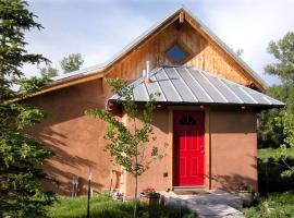 Rustic Mountain Cabin with a Hot Tub in Salida, Colorado, ξενοδοχείο σε Poncha Springs