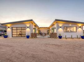 Stunning Yucca Valley Rental with a Hot Tub for Glamping in California, ξενοδοχείο σε Yucca Valley Service Center Heliport