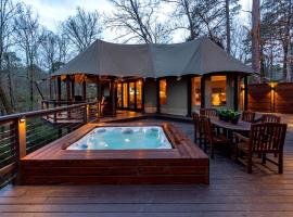 Serenity for Friends: Luxe Tented Cabin and Hot Tub Delight in Hot Springs, AR, אוהל מפואר בLake Hamilton