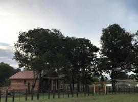 Secluded Log Cabin with Amazing Views in Tishomingo, Oklahoma, hotel in Tishomingo