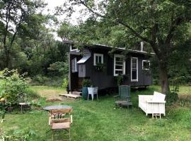 Gorgeous Tiny House Rental for a Glamping Getaway near Saratoga Springs in Upstate New York, tiny house in Argyle