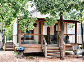 Alluring Tented Cabin on Geronimo Creek - Perfect Glamping Vacation Destination in Seguin, Texas, Zelt-Lodge in Seguin