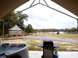 Romantic Safari Tent with Grill and Hot Tub in Cedar Bluff, Alabama, ξενοδοχείο σε Gaylesville