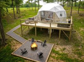 Amazing Pure Glamping Secluded Dome with Hot-tub in Grantsburg, Illinois, hôtel à Grantsburg