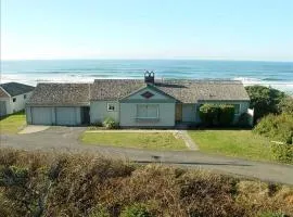 Oceanfront Cabin with Two Outdoor Soaking Tubs in the Heart of Newport, Oregon